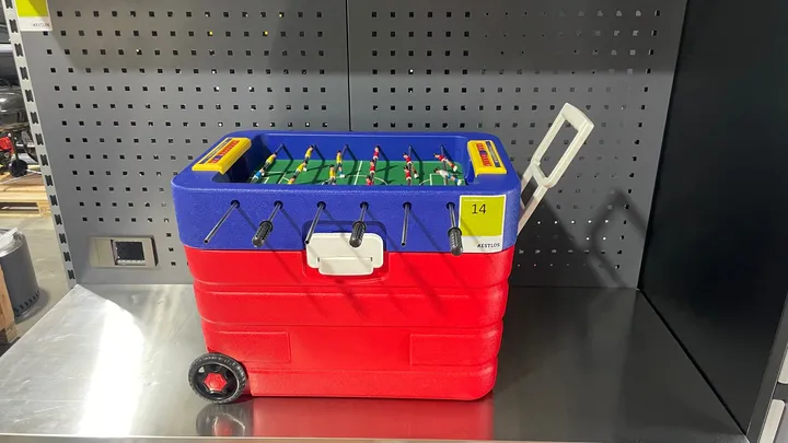 Mobile Kühlbox mit integriertem Tischkicker